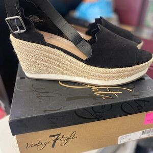 Ladies sandals new never worn size 9